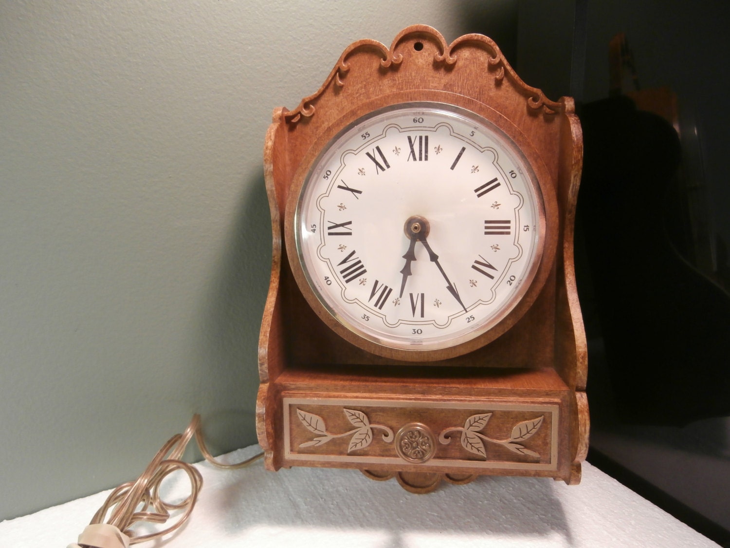 ON SALE Vintage Spartus Wall Clock Electric by DavidsTreasures