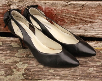 Vintage Women's Heels. With Bows. Size 7. Preppy. Sweet. Retro.Feminine.Pumps.Black. Cruelty Free. Bows on Back. Gold Accents. 1980's Heels.