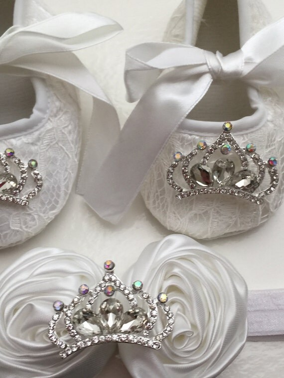 Blanco zapatos de cuna de bebé niña y conjunto de