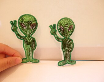 10 large green alien patch sequin applique motif iron on hotfix ufo peace UK