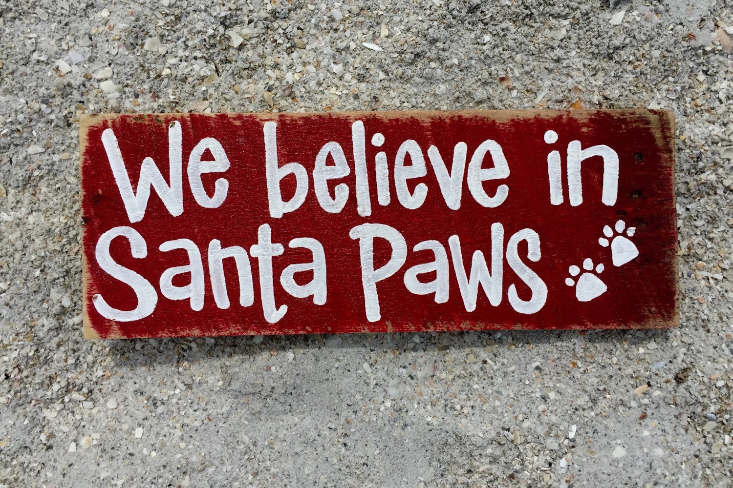 Christmas Sign We Believe In Santa Paws von MermaidByHandDesigns