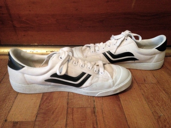 Items similar to Vintage Mens 1970s 1980s SPALDING MVP White & Black ...