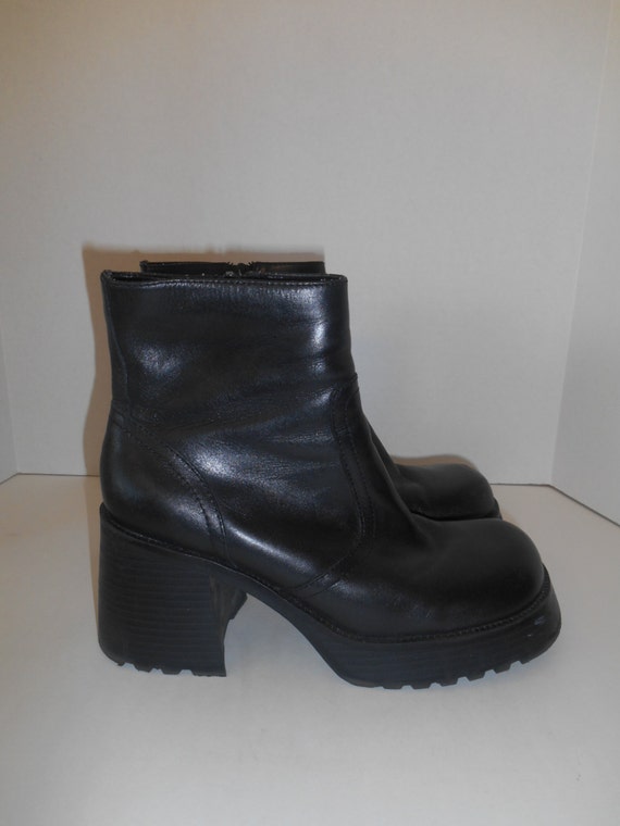 Vintage womens 90s Chunky Heel boots Black by ATELIERVINTAGESHOP