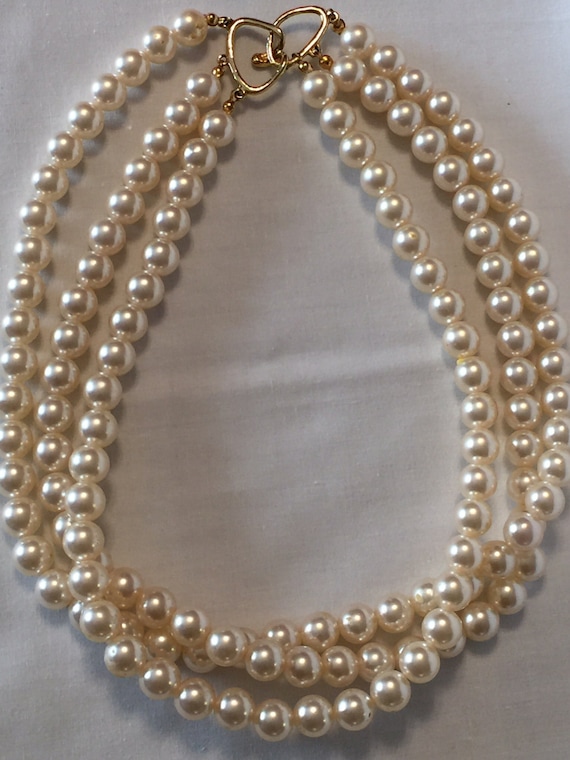 Items similar to Pearl beaded necklace on Etsy