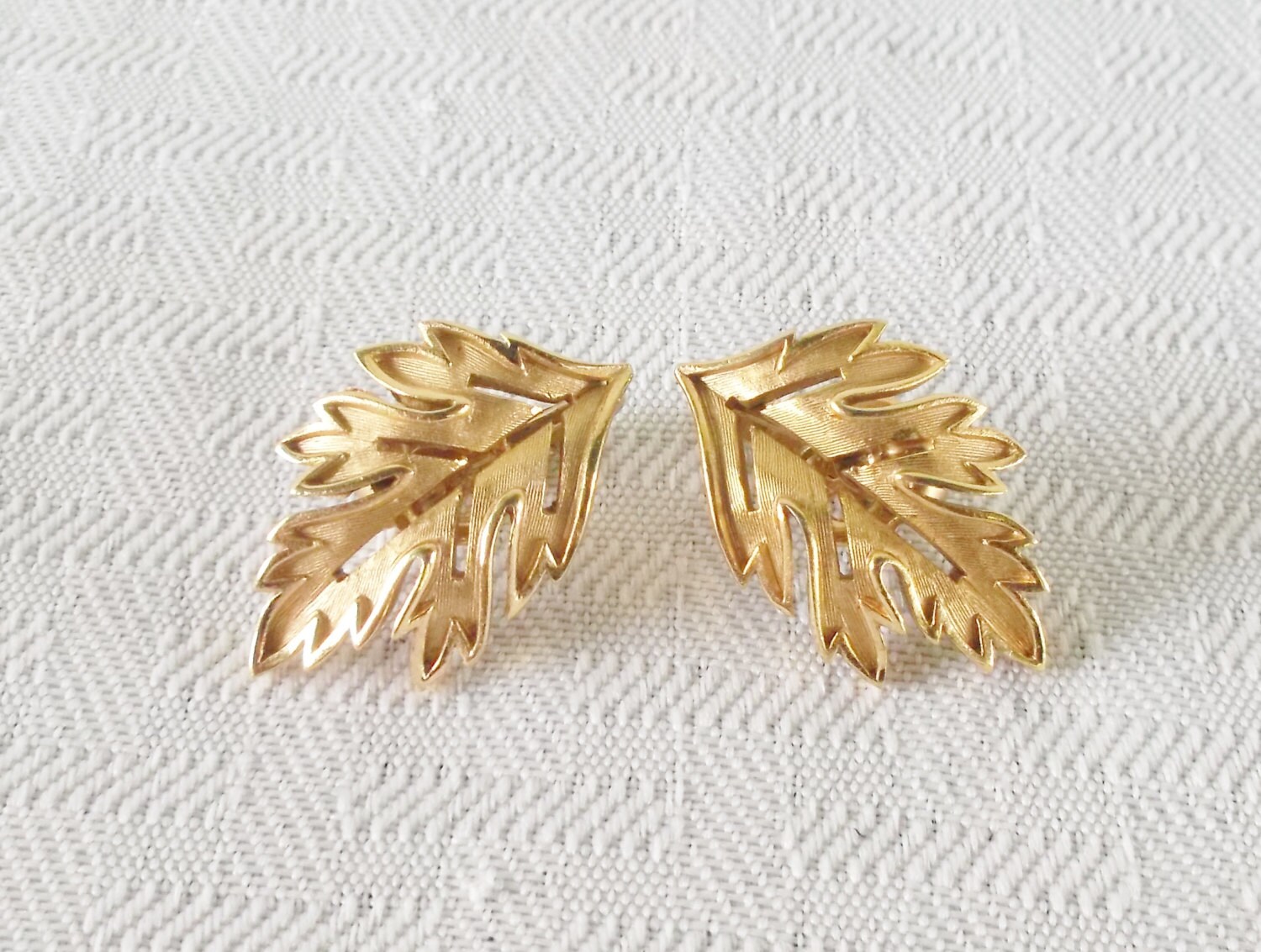 1950s Vintage Crown Trifari Gold Tone Leaf Earrings Clip On