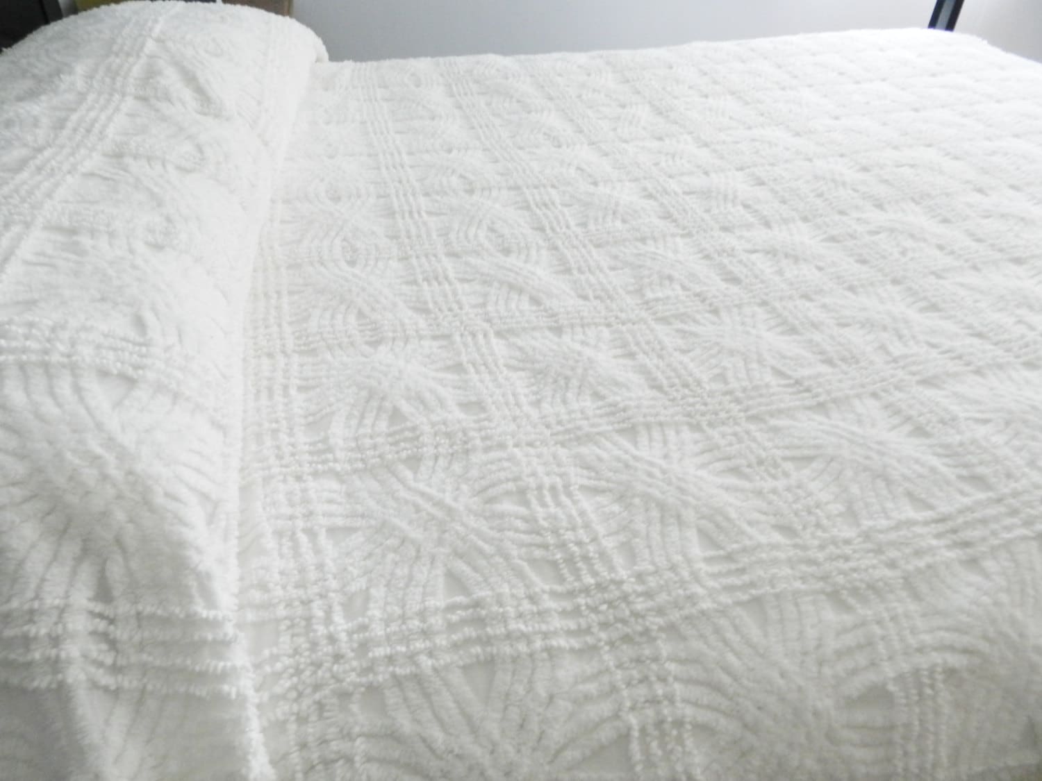 White Heavy Chenille Bedspread 74 x 100 Twin Chenille