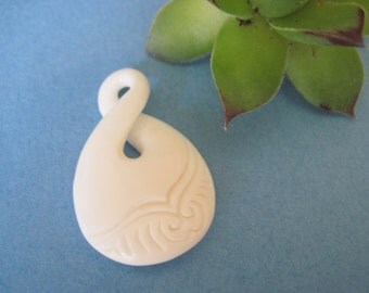 Hand carved bone Maori design lovely detail