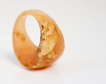 size 8 satsuma gold round faceted eco resin ring featuring gold leaf flakes