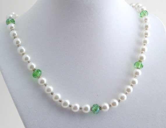 Items similar to Stunning Emerald Green Crystal Pearl Necklace on Etsy