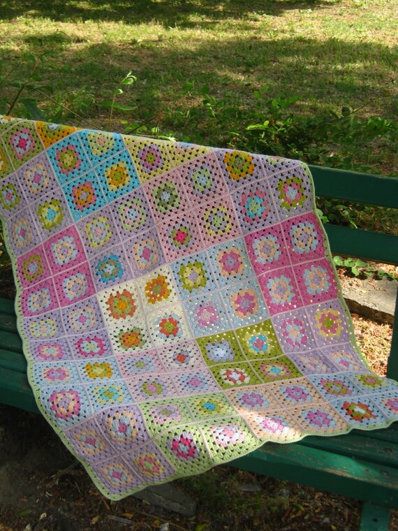 Häkeln granny square decke. mehrfarbige granny afghanischen