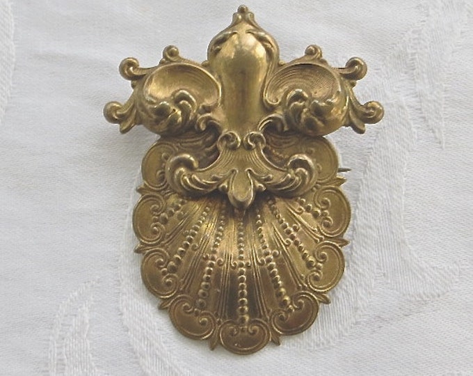 Vintage Fleur de lis Brooch, Shell Detail, Fleur di Lis Heraldic Pin, French Style, Vintage Heraldic Jewelry