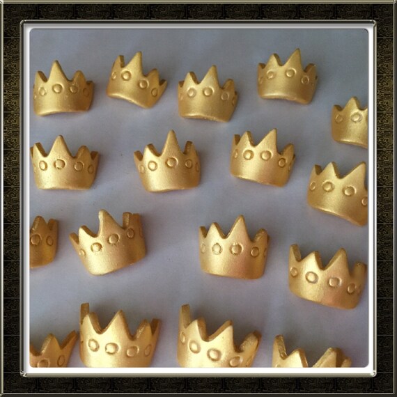 Fondant crown cupcake topper