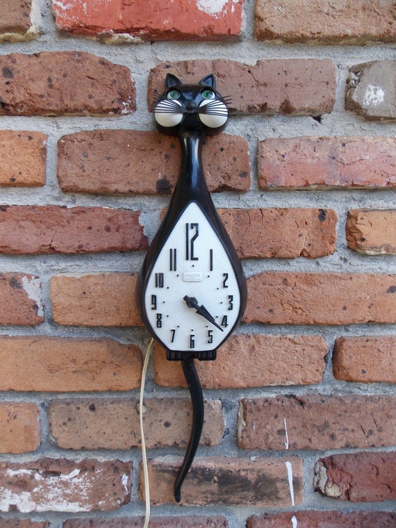 Vintage Authentic Spartus Cat Clock with Blinking Green Eyes