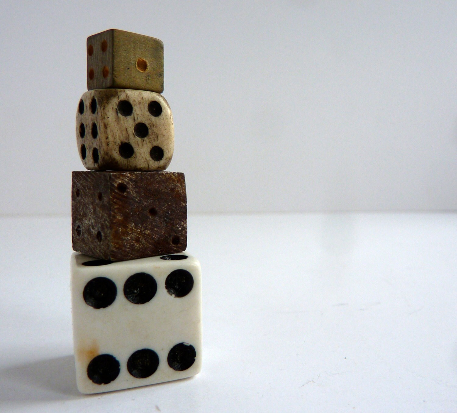 4 vintage french dice