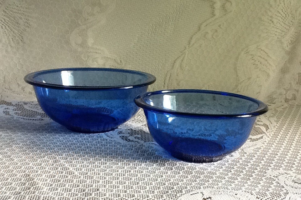 2 Vintage PYREX Cobalt Blue Mixing Bowls / 323 and 322