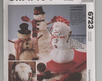 Vintage McCalls 6723 Craft Sewing Pattern for Decorative Santas and Snowmen