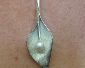 Silver pendant, with calla flower hand forged with a pearl