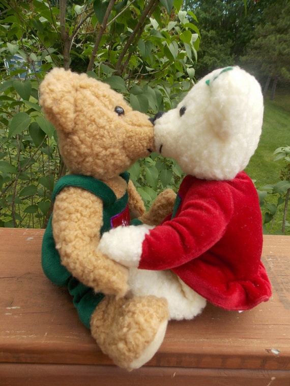 hallmark christmas kissing bears