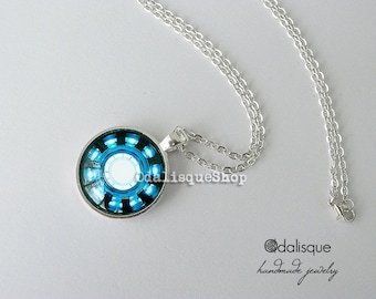 Iron Man Necklace Arc Reactor Pendant Tony Stark Armor Suit Jewelry Avengers Blue Power Keyring Round Glass Silver CS09