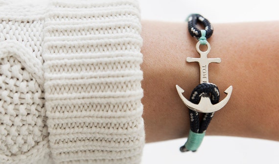 Pas dinquiétude les bracelets sont faits à la main et résistent bien au temps, nous on est fan, jugez par vous même en image\u2026