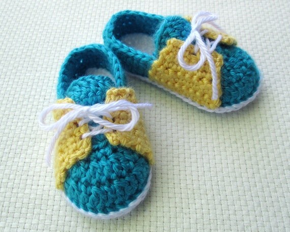 Crochet Baby Shoe Pattern: Little Sneakers