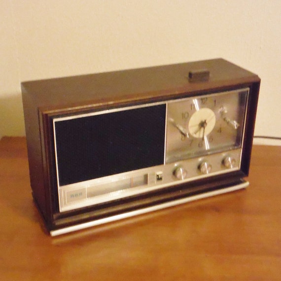 Vintage RCA table top clock radio