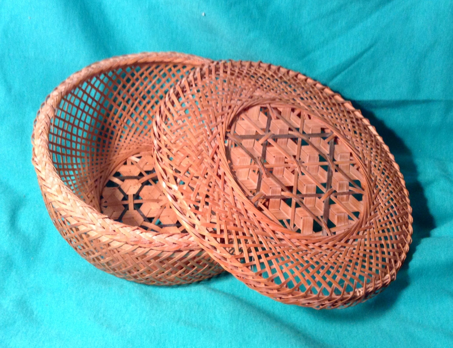 Small Circular Woven Straw Basket with Lid Storage, Potpourri, etc