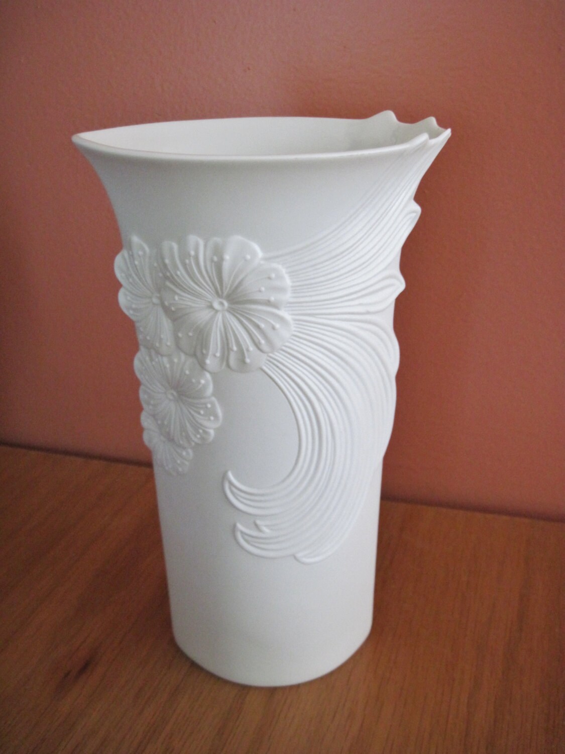 Kaiser Porzellan Bisque Vase M. Frey signierten und