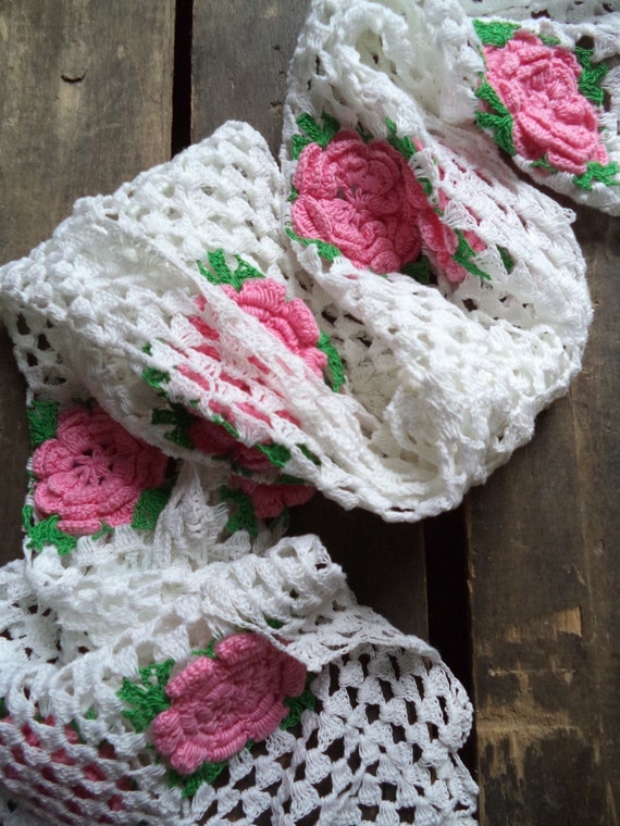 Vintage Crochet Table Runner Dresser scarf by SPARKLESandSASS
