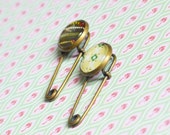 Floral Motifs // Mini pin-brooch metal brass, image under glass // 2015 Best Trends // Boho Chic // Fresh Gifts for All // Set of two pins