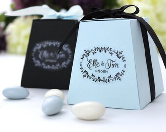 Stickers personnalisés 48 autocollants de faveur de mariage 48 STICKERS ÉLÉGANT EMBALLAGE FAVEUR OVALE Ces autocollants personnalisables sont disponibles en trois tailles standards et sont parfaits pour décorer des boît