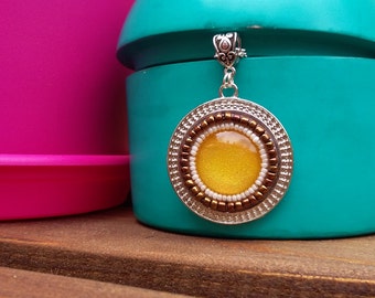 Sautoir style hippie chic en perles de rocailles et cabochon jaune en verre