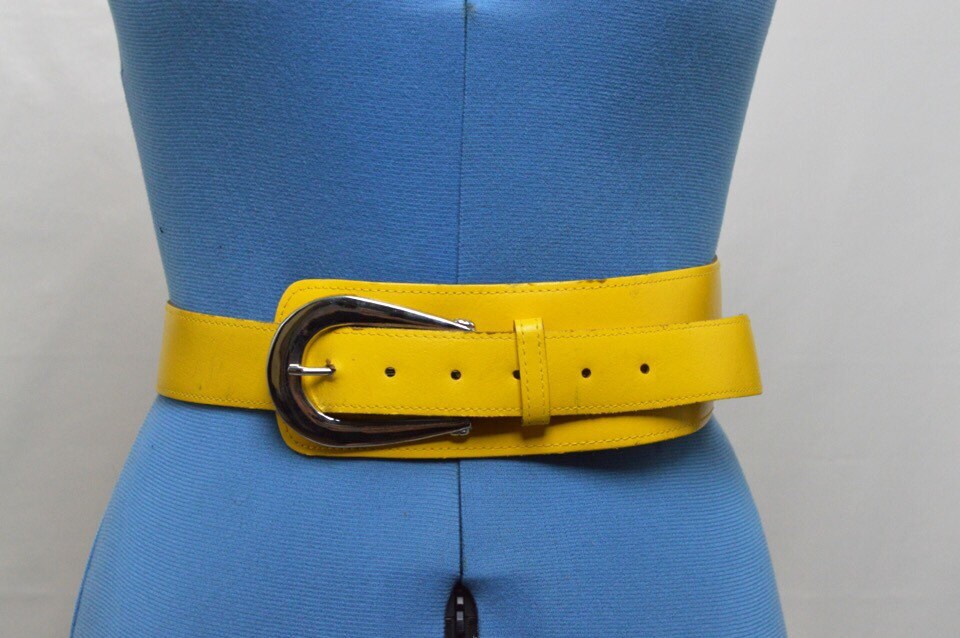 Vintage 80’s highwaisted leather yellow belt. Size 4, adjustable with
