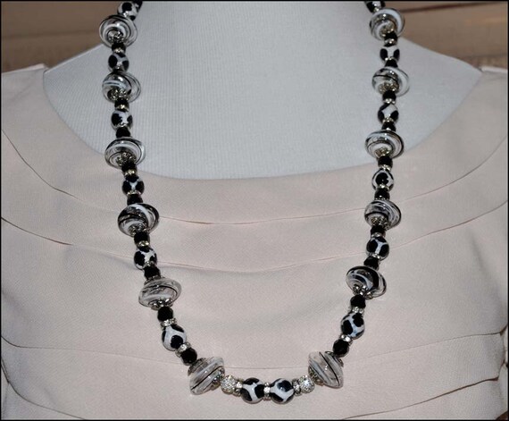 Black and White Beaded NecklaceBlack by TRACEOFVINTAGE on Etsy