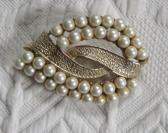 Pearl Brooch . Vintage Swirling Pearl Brooch . Lou . Lou brooch
