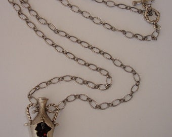 Collier Art Déco avec pendentif amphore argenté vieilli
