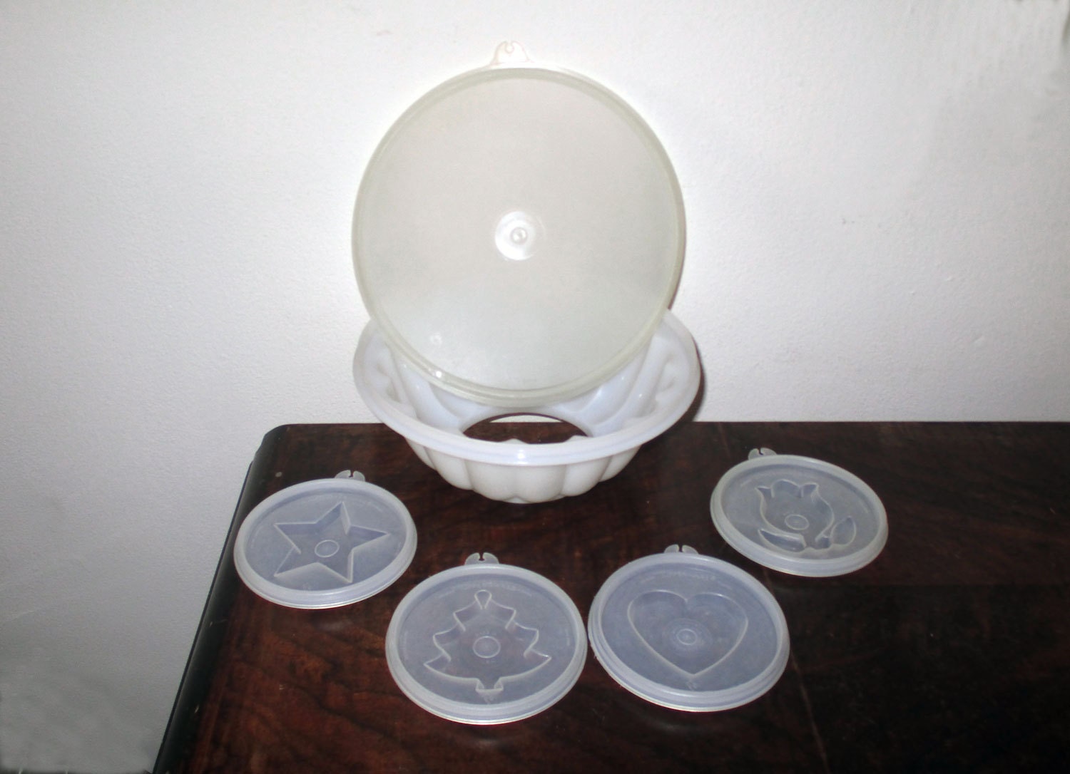 Vintage 50s Tupperware Jello Mold w/ Sheer Clear Lid & 4 Snap Out Bases