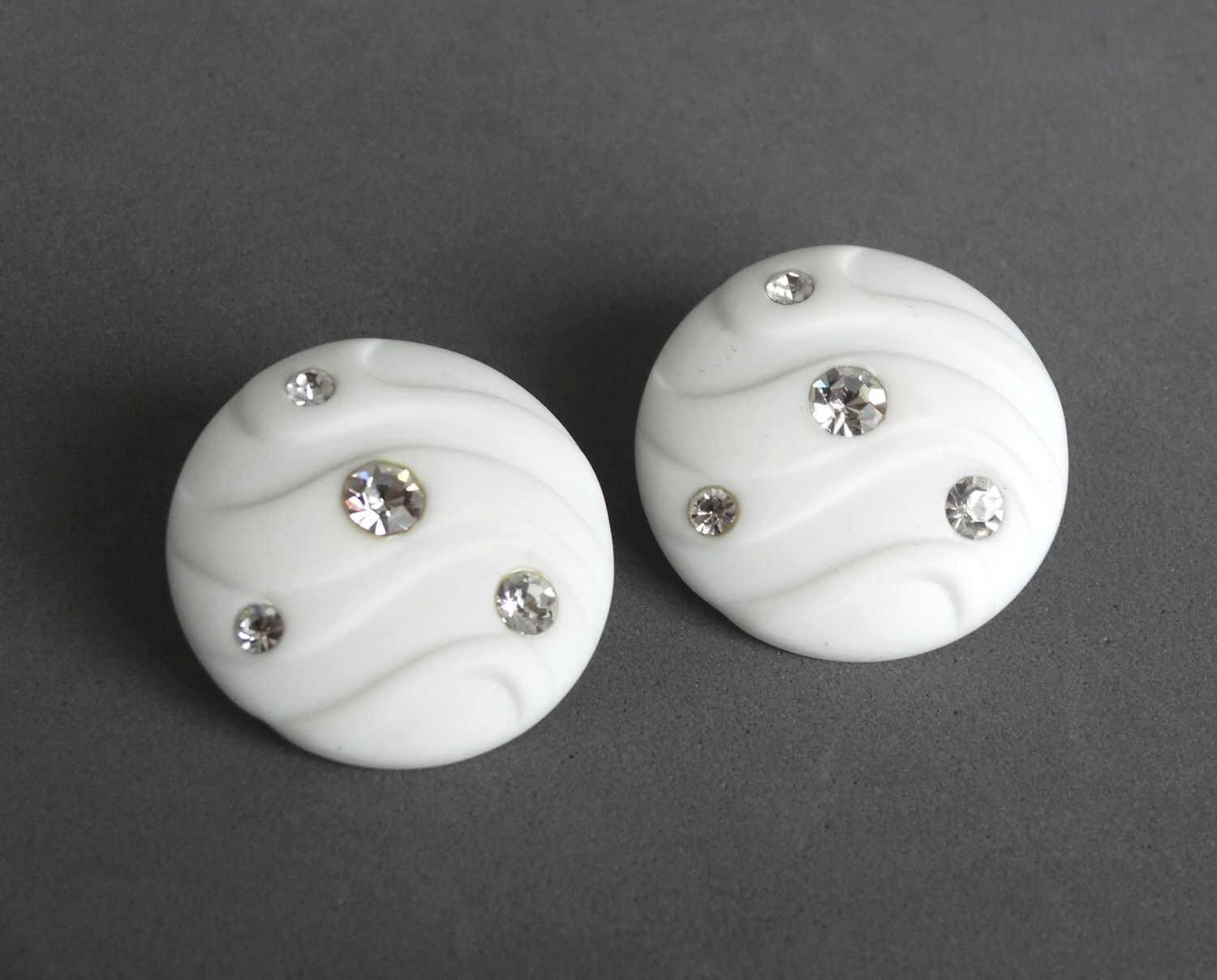 Vintage Round White Plastic Earrings w Clear by SellitAgainVintage