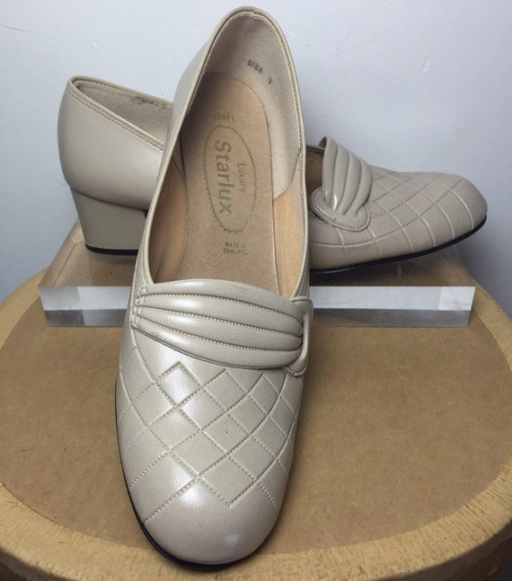 1970s 1960s cream Mod shoes block heel courts vegan pleather