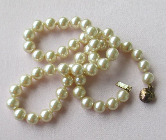 Vintage Single Strand Faux Pearl Necklace Clam Shell Shaped