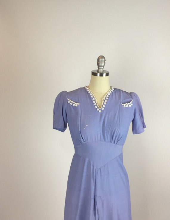 1930s. periwinkle blue day dress with lipstick pockets. size
