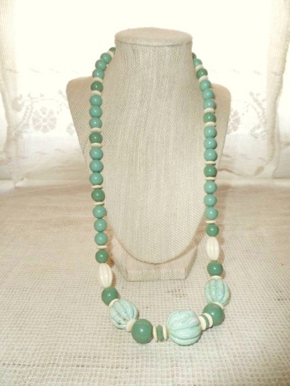 Plastic Beaded Necklace-Ivory & Sea Foam Green Beads Cool