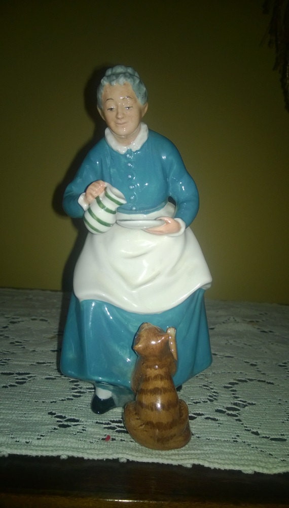 Items similar to SALE Collectible Figurine Vintage Doulton & Company Ltd The FAVOURITE 1959 on Etsy