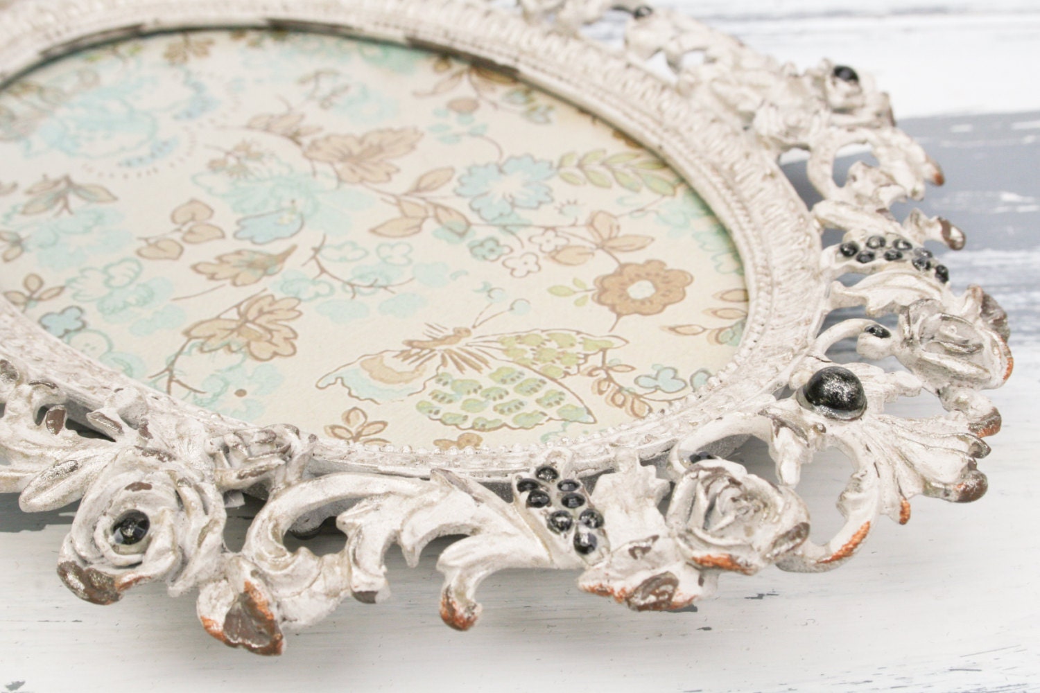 White & Gold Picture Frame. Vintage Photo Photograph Holder