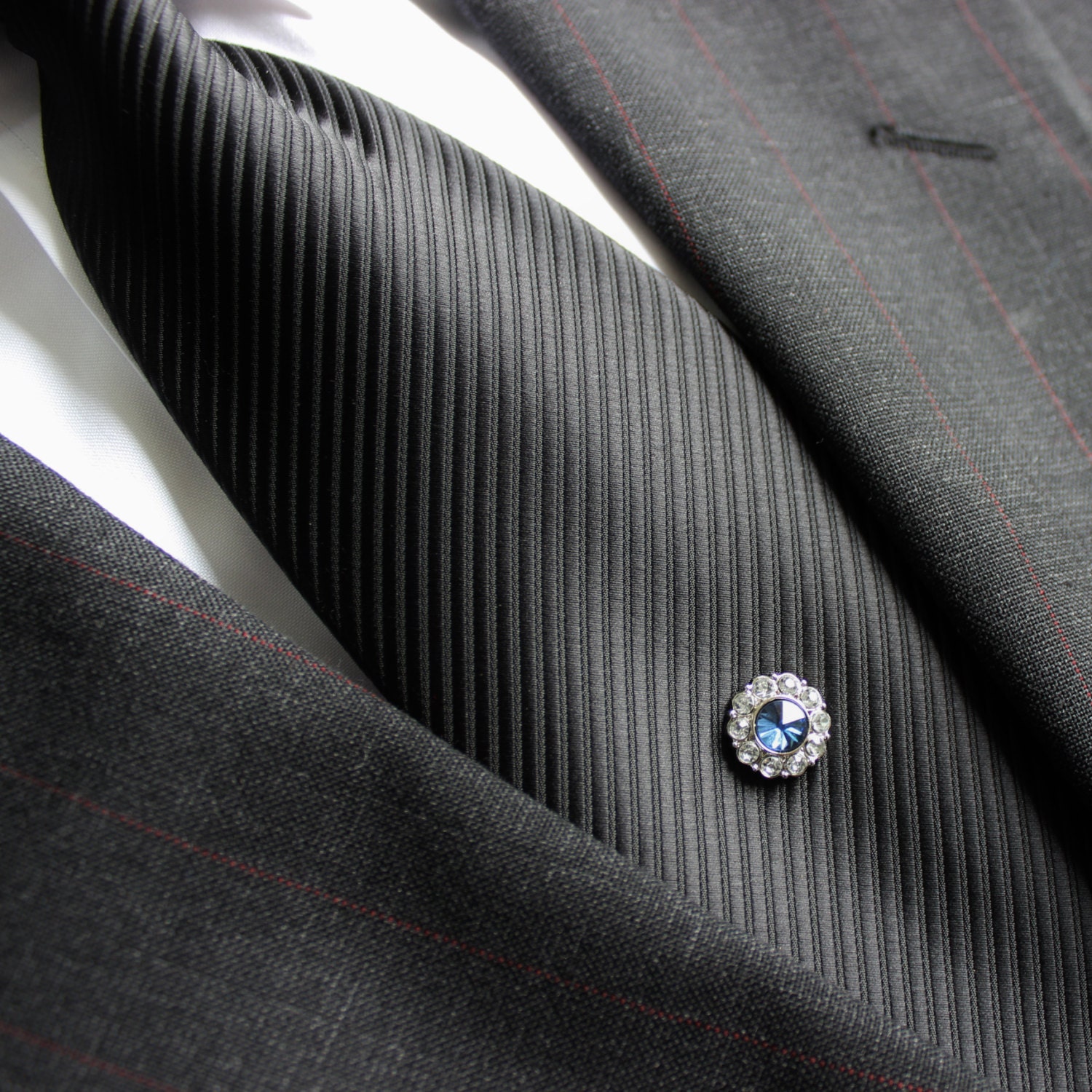 how does a tie tack work