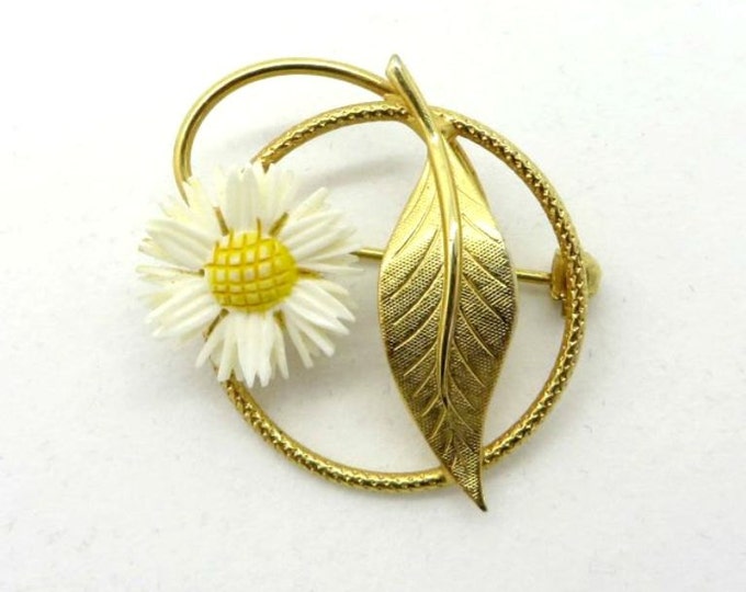 Daisy Circle Pin, Vintage Flower and Leaf Gold Tone Brooch