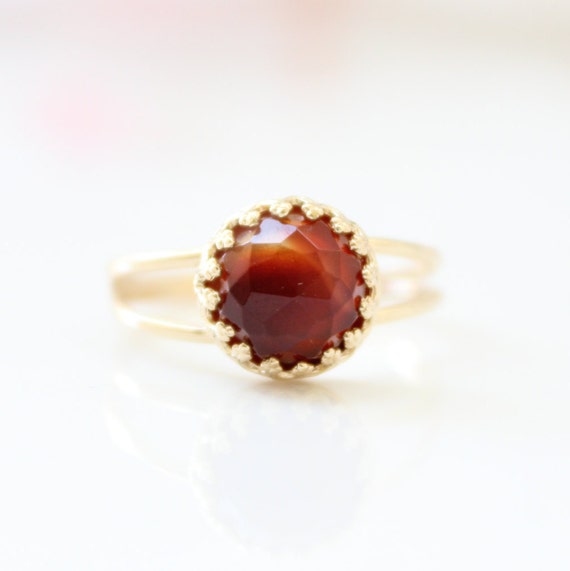 Carnelian ring Gold ring set with an oxblood carnelian