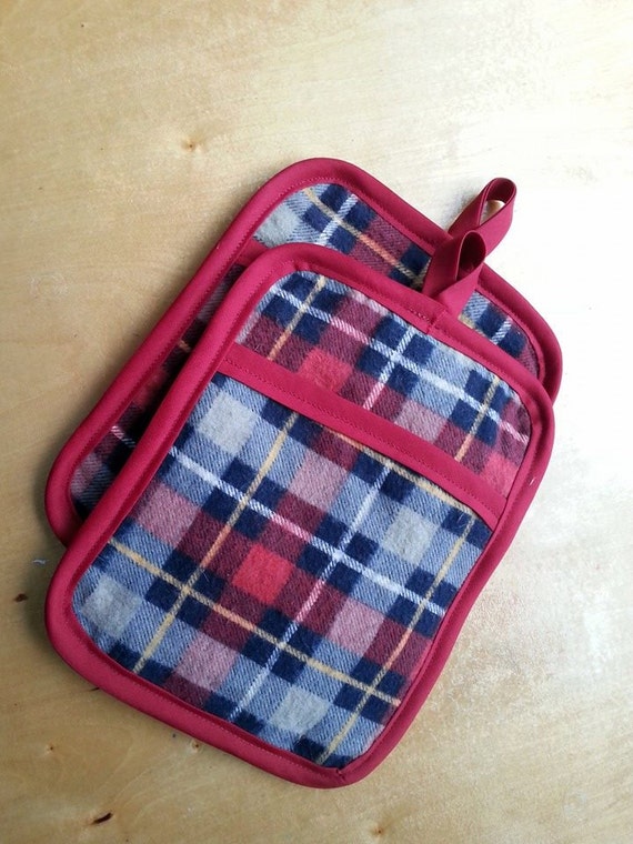 Pair of pot holders with a pocket made of cotton plaid