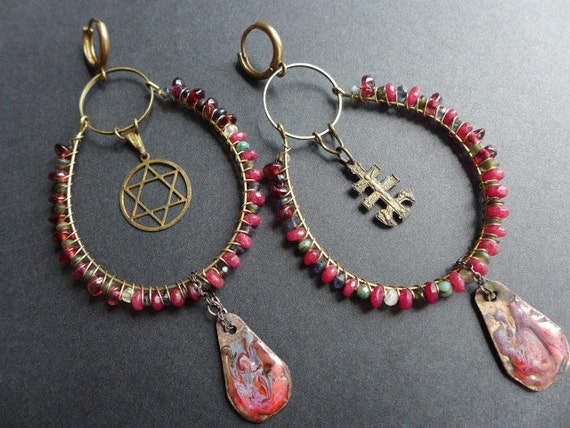 Acatalepsy.  Judeochristian earrings with gemstones in red.