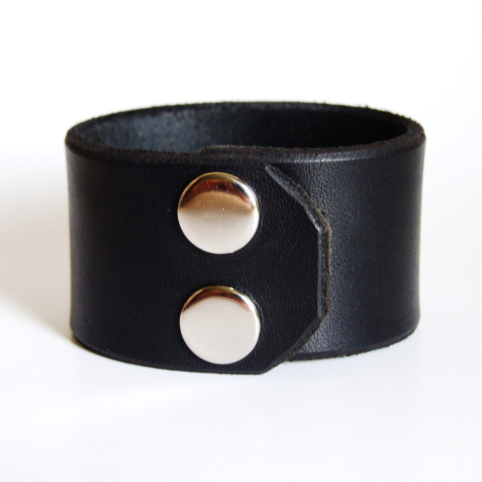 Plain thick leather bracelet with snaps